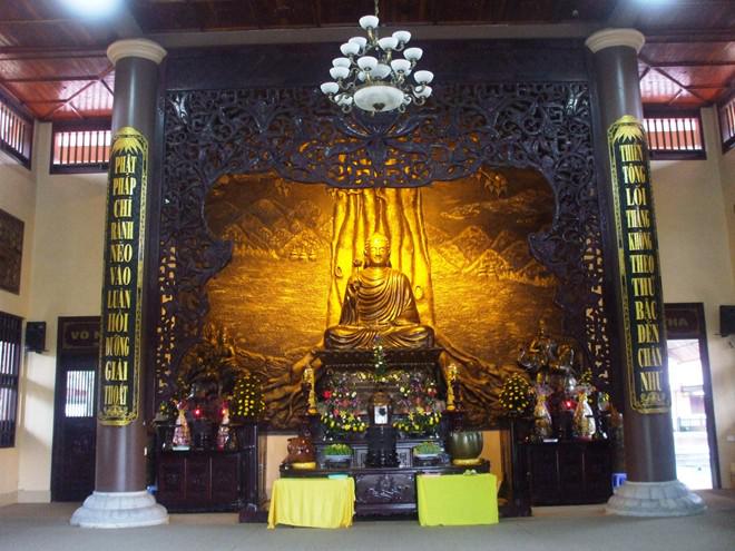Các công trình chính của chùa gồm chính điện, nhà thờ Tổ, lầu trống, lầu chuông, nhà tăng, La Hán đường... Đặc biệt, chùa có tượng đồng Thích ca mâu ni nặng gần 4 tấn và tượng Bồ Đề Đạt Ma làm bằng gỗ dáng hương nặng khoảng 3,2 tấn. Ngoài ra, nơi đây cũng có quả cầu được trung tâm Sách kỷ lục Việt Nam xác định là quả cầu Như ý lớn nhất Việt Nam. Ảnh: Panoramio.