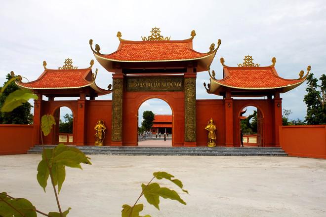 Thiền viện Trúc Lâm Phương Nam nằm trong khu di tích lịch sử Lộ Vòng Cung, TP Cần Thơ. Thiền viện được công xây dựng vào ngày 16/7/2013, tổng diện tích là 38.016 m2, kinh phí khoảng 145 tỷ. Với diện tích như vậy, đây là thiền viện lớn nhất miền Nam. Ảnh: commons.