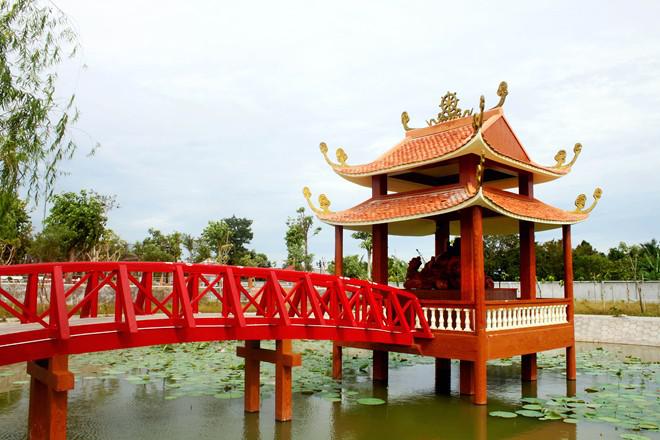 Chính điện lợp ngói tám mái theo theo phong cách nhà Trần. Tổ điện lợp ngói bốn mái theo phong cách Lý triều. Lầu trống, gác chuông lợp ngói mười hai mái... Ảnh: Commons.