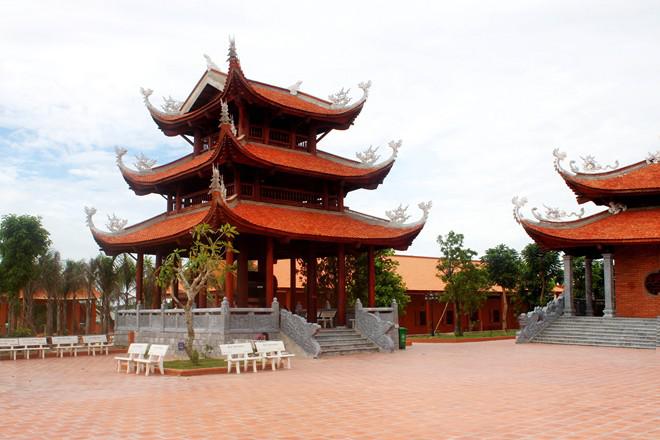 Ngoài tượng Phật Thích Ca bằng đồng, toàn bộ hệ thống tượng thờ tại đây đều bằng gỗ thủy tùng. Khuôn viên thiền viện được bày trí các gian nhà rất cân đối gồm Quan Âm điện, Di Lặc điện (Thủy tạ), chùa Một Cột, giảng đường, khách đường, trai đường, thư viện, phòng đông y Nam dược... Ảnh: Commons.