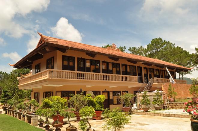 Thiền viện Trúc Lâm Đà Lạt là một công trình kiến trúc độc đáo bên cạnh hồ Tuyền Lâm. Chính điện có diện tích 192 m2. Giữa điện thờ tượng Phật Thích Ca cao khoảng 2 m, tay phải cầm cành hoa sen. Bên phải là Bồ Tát Văn Thù cưỡi sư tử. Bên trái là Bồ Tát Phổ Hiền cưỡi voi trắng 6 ngà. Phía bên phải của chính điện là lầu chuông với quả đại hồng chung nặng khoảng 1,1 tấn. Ảnh: dulichdalat.