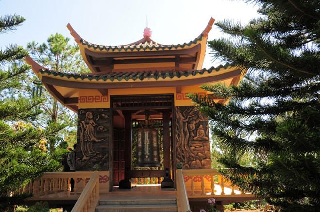 Ngoài viếng cảnh chùa, nếu thích, du khách có thể đăng ký tour khám phá vẻ đẹp hồ Tuyền Lâm với mặt nước mênh mông, tiểu đảo đầy thông hay khám phá Đà Lạt từ trên cao với hệ thống cáp treo nối đèo Robin với thiền viện. Ảnh: vietnamdicoveries.