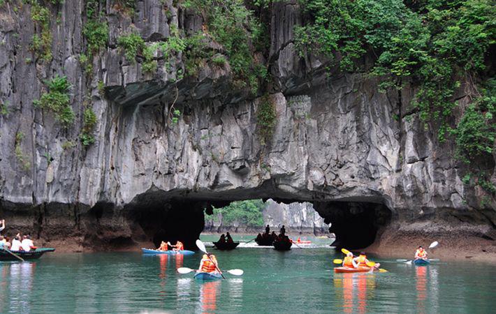 Cửa hang Luồn xuyên qua lòng dãy núi lớn trên đảo Bồ Hòn - Ảnh: Sưu tầm