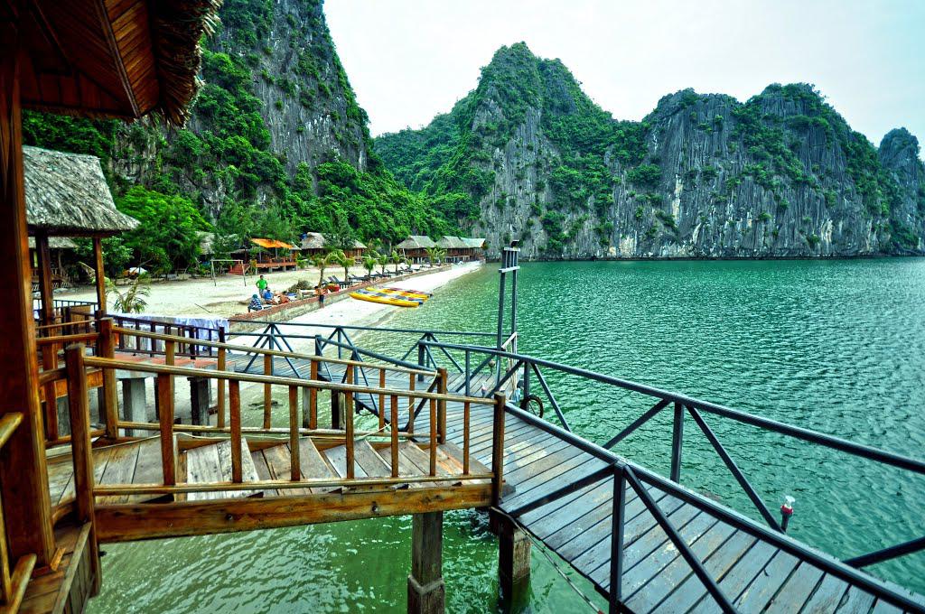 Những ngôi nhà sàn lớn bằng gỗ trên đảo Nam Cát. Ảnh: Panoramio.com