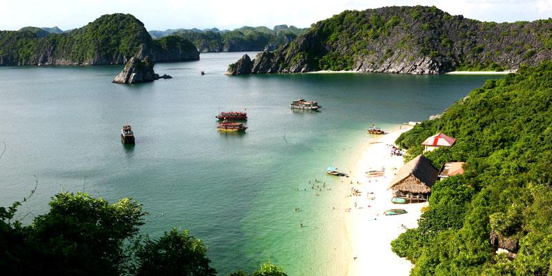 Bãi biển cát trắng xinh đẹp trên đảo Khỉ. Ảnh: Muadulich.com