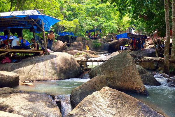 Những mái chòi dựng ngay bên bờ suối là nơi nghỉ mệt sau khi tắm suối, bạn sẽ phải thuê chòi với giá 200.000 đồng, cùng bạn bè nghỉ ngơi, thư giãn, ăn uống, nghe tiếng chim hót hòa cùng tiếng suối chảy róc rách. Trên núi Dinh còn có khá nhiều ngôi chùa, am miếu mang nét cổ đặc trưng về tôn giáo, nghệ thuật như chùa Tây Phương, chùa Tùng Lâm, chùa Hang… để bạn có thể viếng thăm, thưởng ngoạn và chiêm ngưỡng lối kiến trúc độc đáo giữa quần thể núi non hoang sơ.