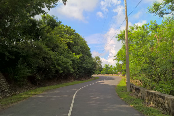 Suối Tiên và núi Dinh nằm cách Sài Gòn khoảng 85 km theo hướng quốc lộ 51 đến xã Tân Hải (Bà Rịa - Vũng Tàu), men theo con đường nhựa uốn lượn, có đoạn đường đất đá gồ ghề đầy thử thách với các tín đồ thích “trèo đèo lội suối”. Ngay dưới chân núi Dinh, có điểm gửi xe máy, ôtô… với giá vé từ 5.000 đến 10.000 đồng. Ảnh: Ivivu.