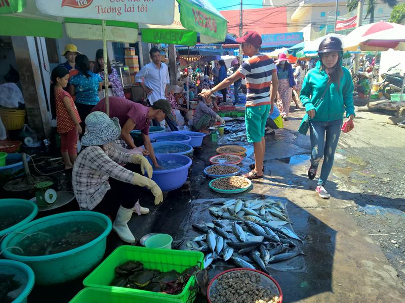 Khung cảnh lúc nào cũng tấp nập kẻ bán người mua. Ảnh: Tiểu Duy