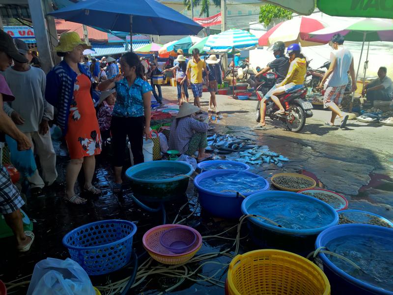 Nhiều khách du lịch tìm đến chợ. Ảnh: Tiểu Duy