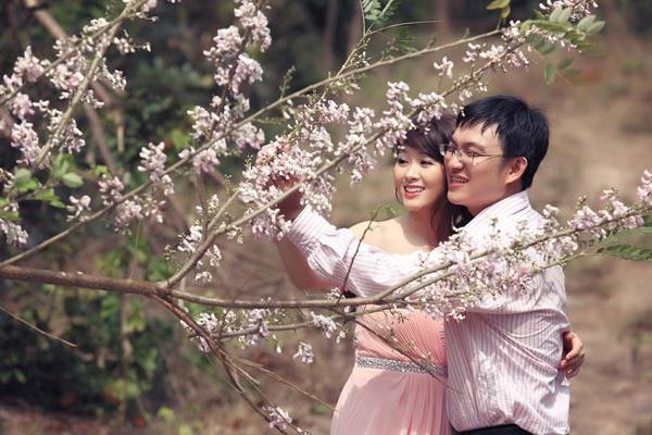 Những con đường ngập sắc hoa đỗ mai còn là điểm hẹn lãng mạn, mộng mơ của nhiều cặp đôi và nơi chụp ảnh cưới lung linh của các cặp vợ chồng. Ảnh: Caro Studio
