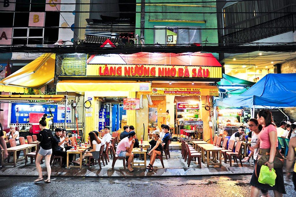 Những quán ăn ở Bùi Viện thường nhỏ và bàn ghế được đặt ngay trên vỉa hè
