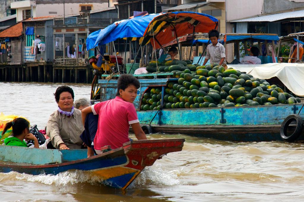Ghe trái cây buôn bán trên chợ nổi. Ảnh: J Duval/flickr.com