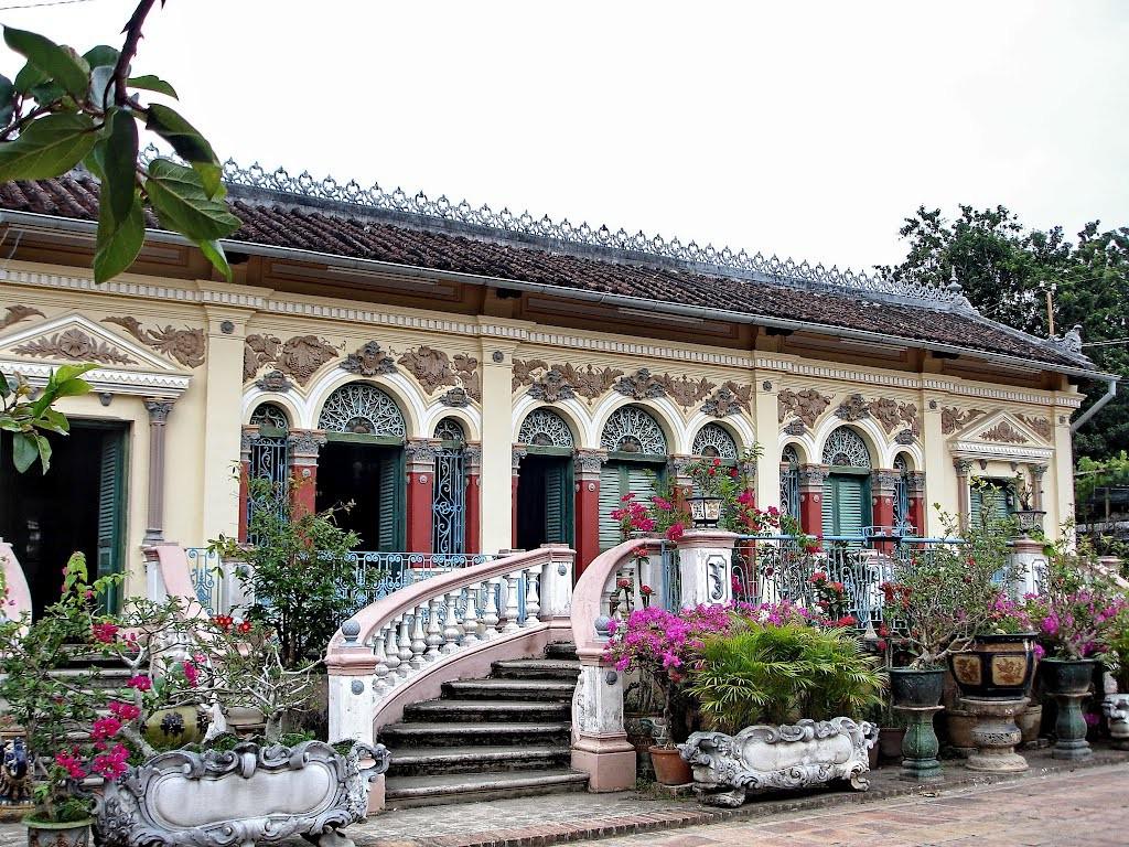 Bên ngoài nhà cổ Bình Thủy. Ảnh: panoramio.com