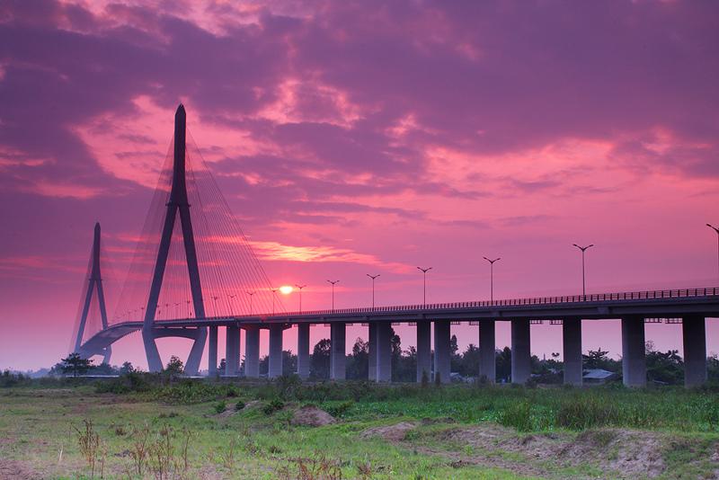 Hoàng hôn trên cầu Cần Thơ. Ảnh: vnphoto.net