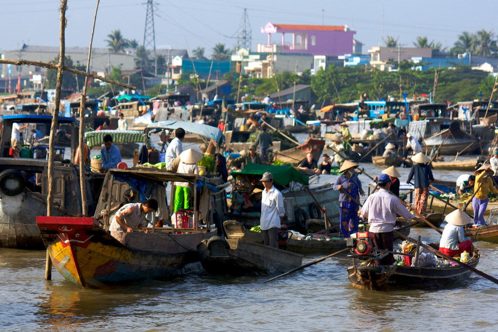 Chợ nổi Cái Răng tấp nập buổi sớm mai. Ảnh: J Duval/flickr.com