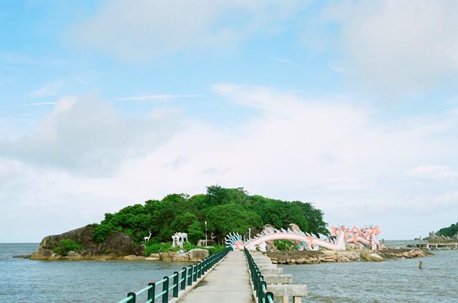 Hòn Đá Bạc. Ảnh: Nguyễn Xuân Tư