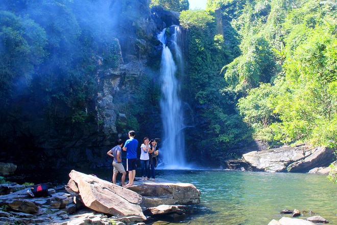 Giếng Trời nằm trong khu bảo tồn Bà Nà – Núi Chúa, Đà Nẵng, nơi có khu du lịch Bà Nà Hills nổi tiếng. Cảnh vật hoang sơ chính là nguồn cảm hứng đối với dân phượt, với các loại hình dã ngoại như trekking, leo núi, cắm trại hay tắm suối.