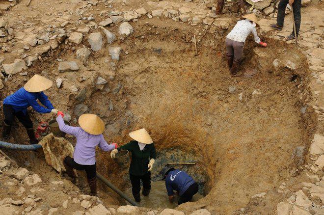 Khi đào xuống đáy giếng thấy có mạch đá ngầm ăn ngang và mạch nước ngầm tuôn mãi nên “giếng quanh năm không cạn bao giờ”.