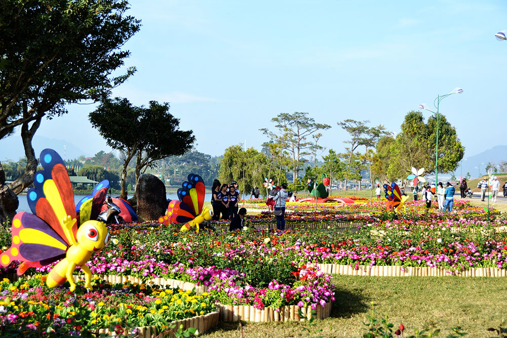 Các tiểu cảnh được trang trí bên bờ hồ Xuân Hương. Ảnh: vietnamtourism