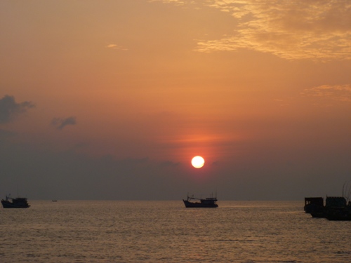 Bình minh ở làng chài Hàm Ninh.