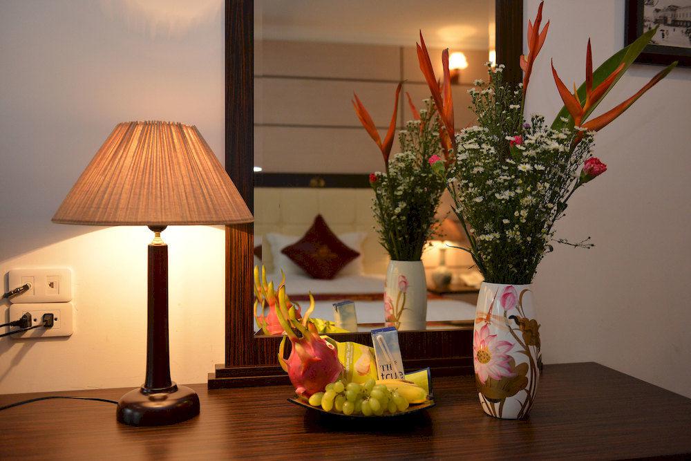 Cách bày trí trong phòng ngủ tuy đơn giản nhưng rất tinh tế, tạo cảm giác gần gũi, ấm cúng cho du khách đến nghỉ ngơi.