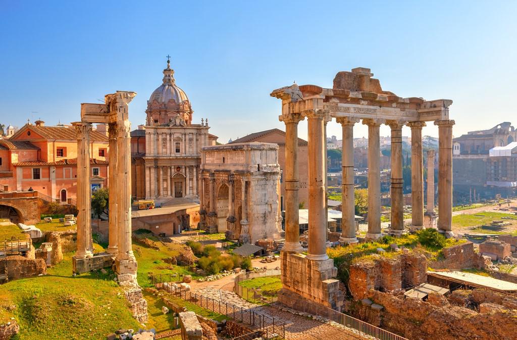 7. Rome, Italy: Thành phố khổng lồ và nhộn nhịp này có hơn 3.000 năm lịch sử hiện hữu trong các tác phẩm nghệ thuật, kiến trúc và văn hóa. Những di tích như Hội trường La Mã, Đấu trường La Mã... thể hiện sức mạnh của đế chế cổ xưa. Ngoài ra, du khách còn có cơ hội ghé thăm Vatican, trái tim của công giáo La Mã, khám phá nhà thờ St. Peter, bảo tàng Vatican hay ngắm nhìn các tác phẩm của Michelangelo ở nhà nguyện Sistine. Ảnh: Airtransat.