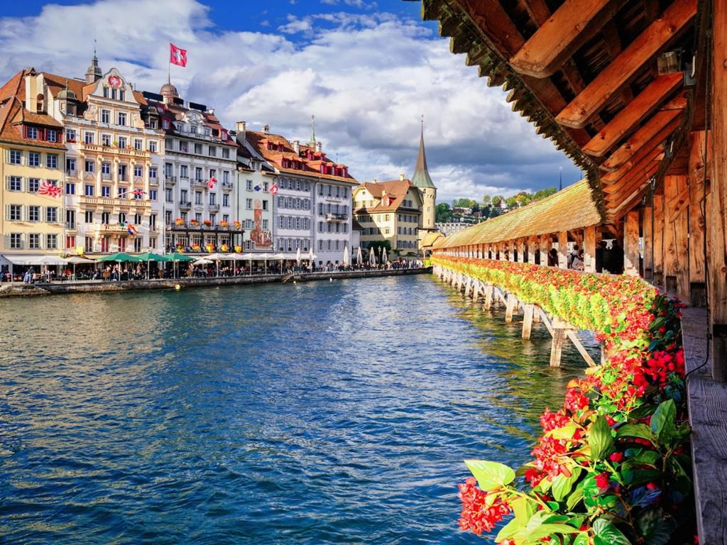Lucerne, Thụy Sĩ: Không nổi tiếng như Zurich, Geneva, hay Bern, Lucerne có vẻ đẹp bình yên, với kiến trúc truyền thống và hồ nước tuyệt đẹp, một nơi trú ẩn hoàn hảo cho những ai tìm kiếm sự yên tĩnh.