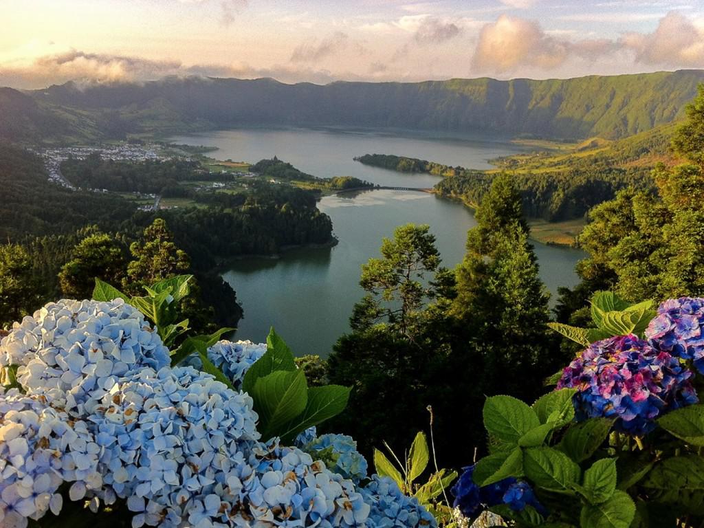 Quần đảo Azores, Bồ Đào Nha: Những hòn đảo này là một trong những bí mật quý giá nhất của Đại Tây Dương, với những kỳ quan thiên nhiên hoang sơ say đắm lòng người.