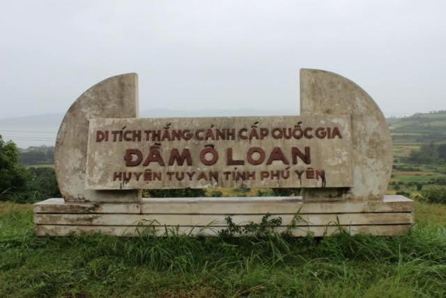 Sáng hôm sau, Phú yên đón chào ngày mới bằng ánh nắng nhẹ cùng một chút mưa phùn. Sau khi ăn sáng tại khách sạn, tôi bắt đầu hành trình bằng cung đường đi qua đầm Ô Loan, vịnh Vũng Rô, nhà thờ Mằng Lăng và không thể thiếu đó là Gành Đá Dĩa - một di tích thắng cảnh cấp quốc gia.