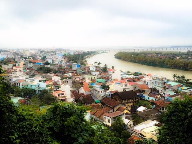 Từ tháp nhạn, ta có thể phóng tầm mắt và cả thành phố như đang thu nhỏ lại - và có lẽ cái nhìn nào bao quát cũng là cái nhìn đẹp nhất (đúng cả về mặt nghĩa đen lẫn nghĩa bóng).