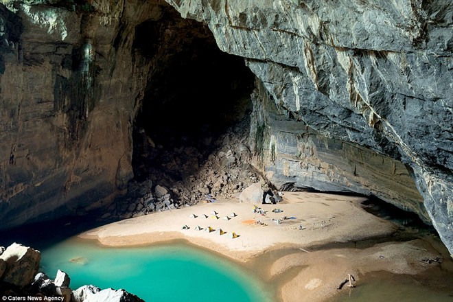 Hang Én thuộc vườn quốc gia Phong Nha Kẻ Bàng, thường không xuất hiện trên các quảng cáo, tờ rơi vì vị trí ẩn dật của nó. Điểm đặc biệt là Hang Én có hệ sinh thái và khí hậu riêng biệt, cùng rừng nguyên sinh và một dòng sông tuyệt đẹp, cho du khách trải nghiệm độc đáo. Cắm trại trên bãi cát, nhìn ngắm dòng nước trong xanh ở trong hang không khác gì cảm giác ở ngoài bãi biển.