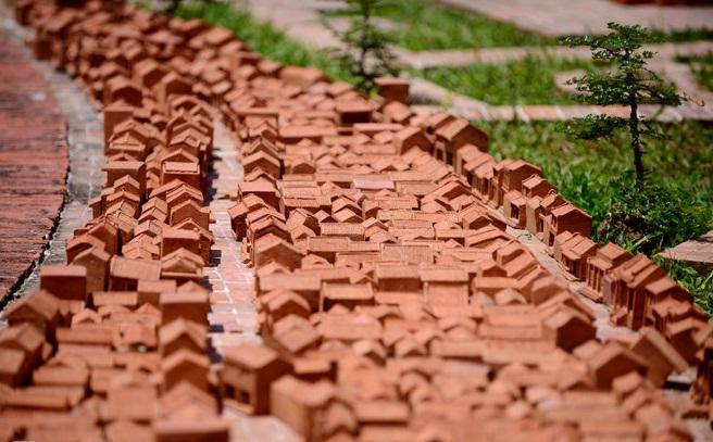 Ngoài ra, công viên còn dành một khu để trưng bày các danh thắng nổi tiếng Việt Nam. Trong ảnh là khu phố cổ Hội An với những ngôi nhà mái ngói đỏ nằm san sát nhau.