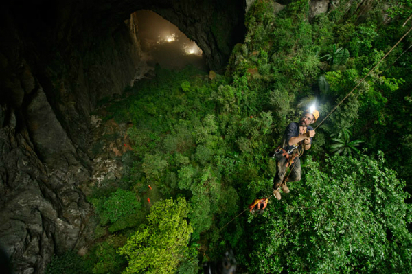 Hang Sơn Đoòng ở xã Sơn Trạch, huyện Bố Trạch, tỉnh Quảng Bình, Việt Nam, là hang tự nhiên lớn nhất thế giới, nằm trong quần thể Vườn quốc gia Phong Nha-Kẻ Bàng. Ngày nay, hang là điểm đến tham quan thử thách, cuốn hút du khách trong và ngoài nước. Nhiều đoàn khảo sát, du khách nước ngoài đã tới đây tham quan và khám phá. Ảnh: NatGeo.