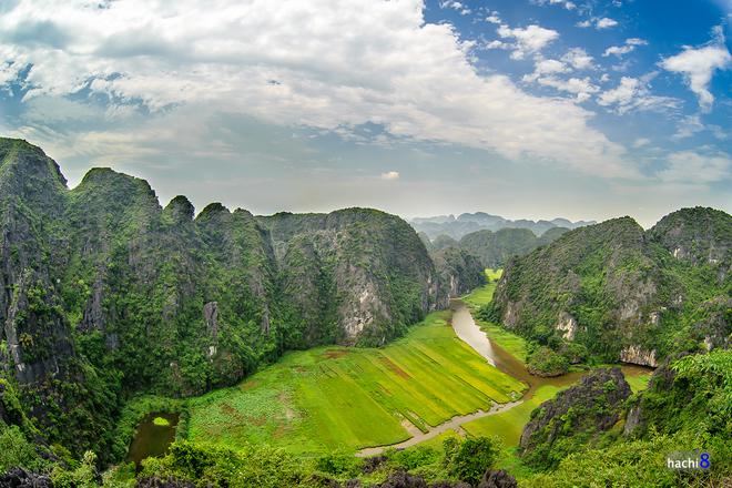 Khung cảnh Tam Cốc với non nước hữu tình tuyệt đẹp mùa lúa chín nhìn từ đỉnh núi Múa.