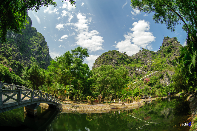 Hang Múa nằm dưới chân núi Múa, trong quần thể khu du lịch sinh thái thuộc địa phận thôn Khê Đầu Hạ, xã Ninh Xuân, Hoa Lư, Ninh Bình.