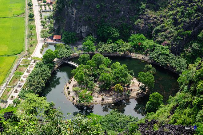 Theo truyền thuyết, vua Trần khi về vùng Hoa Lư lập Am Thái Vi thường tới đây để nghe các mỹ nữ, cung tần múa hát. Vì vậy, nơi đây được đặt tên là Hang Múa.