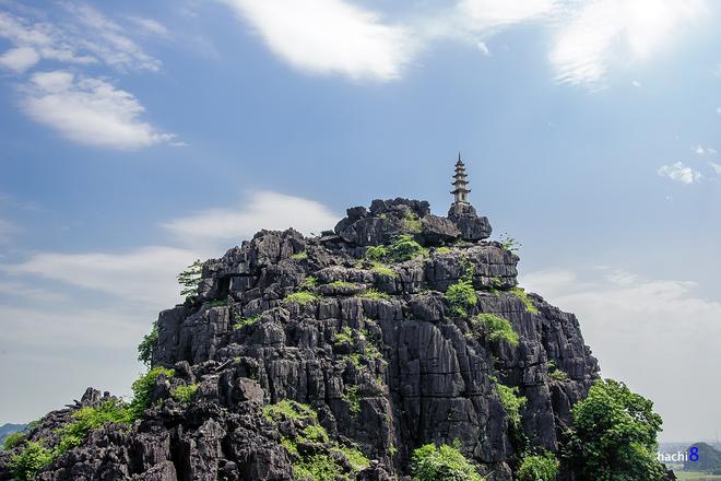 Núi có hình như một quả chuông, nằm trong quần thể núi đá Tam Cốc.