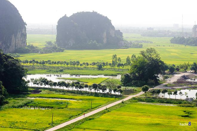 Trên đường đi, du khách sẽ được qua nhiều đồng lúa, làng mạc cùng bến nước, sông hồ và núi non hùng vĩ.