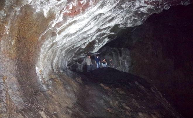Hệ thống hang động núi lửa ở Đăk Nông có chiều dài hơn 25 km với hơn 100 hang động lớn nhỏ khác nhau. Các nhà nghiên cứu bước đầu đã xác định ký hiệu cho mỗi hang gồm C3, C7, A1, C8, C9. Mỗi hang có một vẻ đẹp và cảnh quan riêng, trong đó hang C7 được đánh giá là dài nhất Đông Nam Á, nền hang cách mặt đất chừng 12 m và hoàn toàn không có lối đi, buộc phải leo thang hoặc sử dụng các thiết bị chuyên nghiệp mới có thể khám phá. Hang C3 được nhiều người trải nghiệm do lối đi vào hang không quá phức tạp, hang C8 có nhiều khe rãnh, tạo ra nhiều nhánh hang nhỏ.