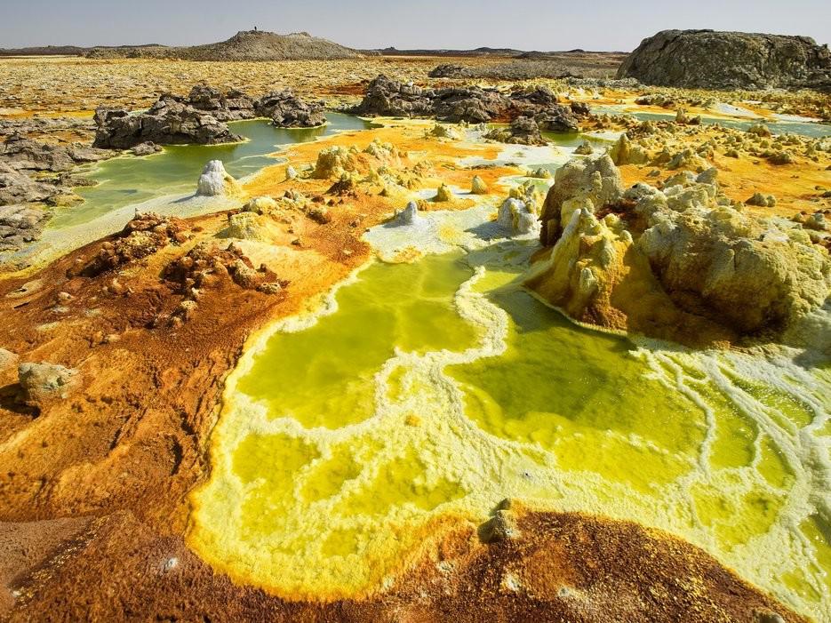 Dallol, Ethiopia: Sự hình thành muối, các suối nước nóng có tính axit, các mạch khí làm cho khu vực thủy nhiệt tuyệt đẹp này trở thành một trong những nơi nóng nhất thế giới, với nhiệt độ trung bình vào mùa hè là 114 độ C.