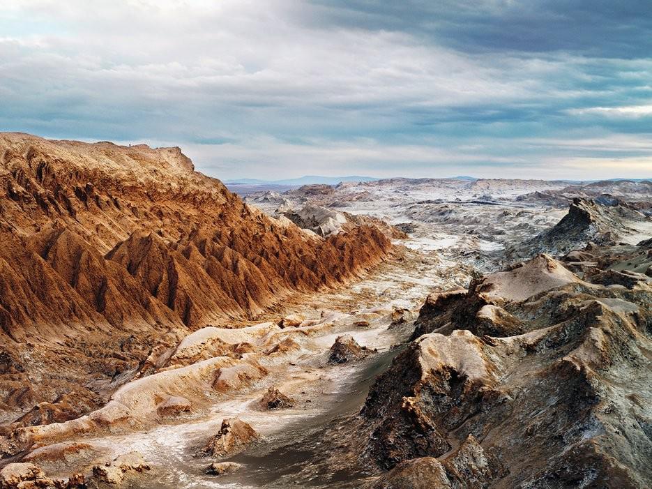 Valle de la Luna (thung lũng Mặt Trăng), Chile: Cảnh quan ở đây đúng như tên gọi, trông giống như trên mặt trăng với những đỉnh núi lởm chởm, sông ngòi khô cạn.