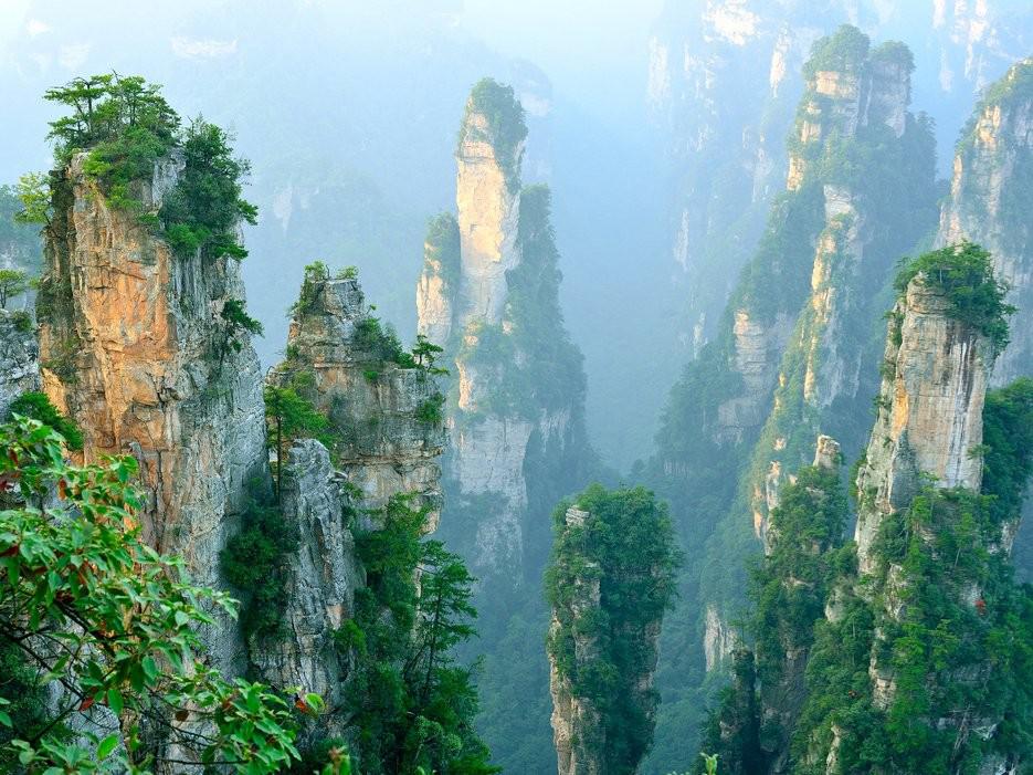 Núi Vũ Lăng Nguyên, Trương Gia Giới, Trung Quốc: Khu thắng cảnh có diện tích 396 km2 với hàng nghìn cột đá lô nhô ấn tượng, nhiều cột còn cao hơn tòa nhà Empire State ở Mỹ. Đây chính là bối cảnh của thế giới Pandora trong bộ phim bom tấn Avatar.