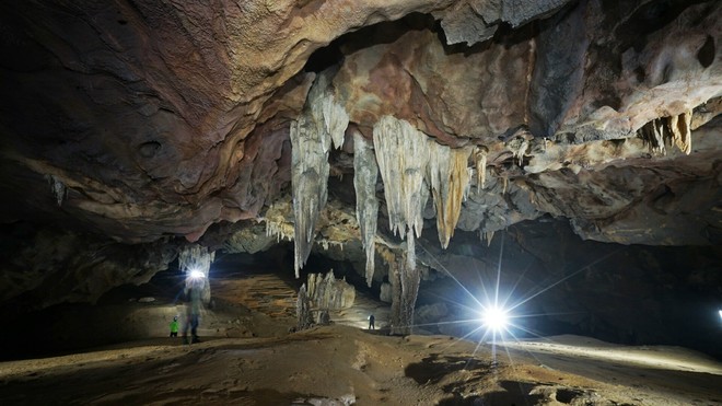 Hang Nước Nứt và hang Va mới chính thức được đưa vào khai thác du lịch từ ngày 17/7. Đoàn đầu tiên chinh phục hang này gồm 7 người cả Việt Nam và nước ngoài cùng sự hỗ trợ của chuyên gia hang động Howard Limbert.