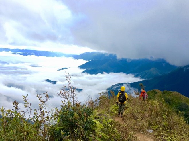 Đỉnh Tà Chì Nhù cao 2.979 m thuộc huyện Trạm Tấu, tỉnh Yên Bái. Thời tiết khắc nghiệt, nhưng đây là nơi lý tưởng để ngắm đại dương mây vào những ngày trời đẹp.