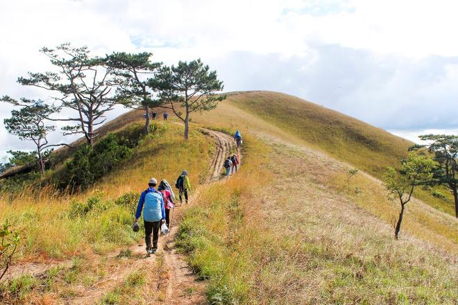 Hành trang cho cung đường trekking này là đồ ăn và nước uống đủ trong 1,5 ngày, đồ đạc gọn nhẹ, quần áo thoáng mát cho ban ngày, đồ giữ ấm buổi đêm và lều du lịch.