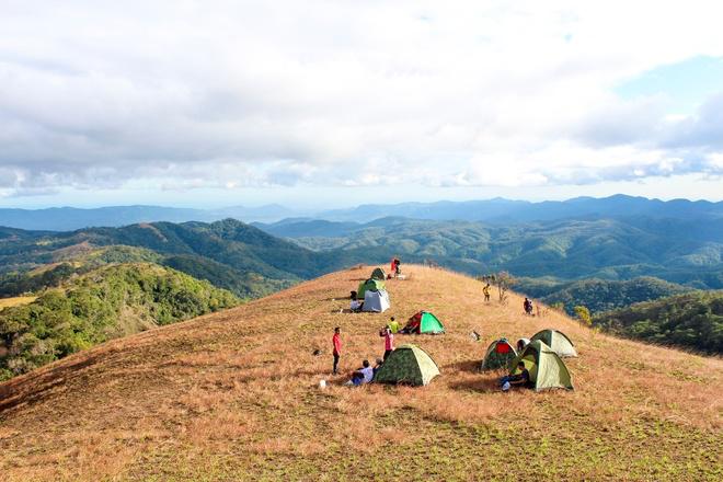 Sau cung đường khoảng hơn 10 km, dừng lại cắm trại nơi đồi cỏ bao la, đi lấy củi khô và chuẩn bị cho bữa tối vui vầy bên những người bạn đồng hành chung sở thích.