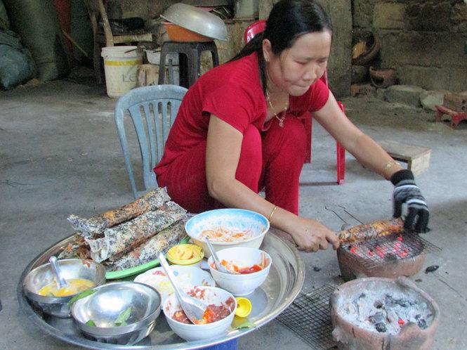 Thực hiện món bánh tráng cuốn tương - Ảnh: Nguyễn Thiên Đăng