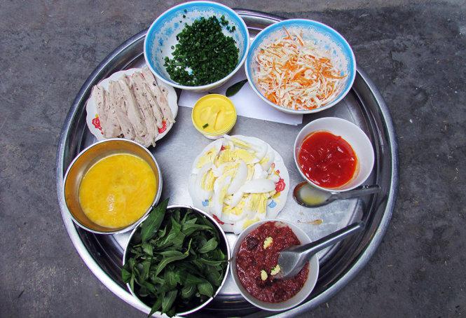 Những nguyên liệu làm món bánh tráng cuốn tương - Ảnh: Nguyễn Thiên Đăng