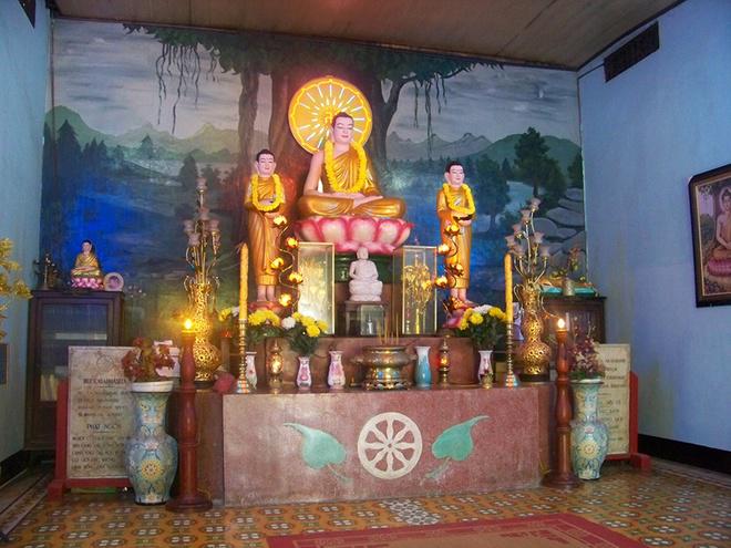 Chính điện của Thiền Lâm Tự bài trí đơn giản nhưng vẫn toát lên vẻ trang nghiêm. Ở án thờ chính giữa là tượng Đức Phật Thích Ca tọa thiền (cao 1,2 m), một tượng đức Phật Thích Ca nhỏ phía trước. Hai bên thờ hai tượng Đức Phật Thích Ca trì bình khất thực (cao 1,2 m). Có sách viết rằng hai pho tượng hai bên là A Nan và Ca Diếp (hai đại đệ tử của Đức Phật), nhưng chư tăng của hệ phái phật giáo Nam Tông cho biết đó cũng là tượng Đức Phật Thích Ca.