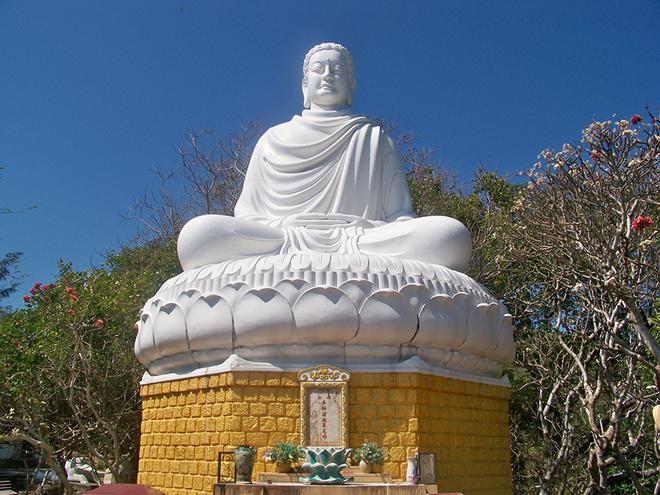 Điểm nhấn là tượng Đức Phật thành đạo cao là 11,6 m. Tượng được thi công tại chỗ, riêng phần đầu được đặt đúc tại Sài Gòn. Bên trong tượng có đặt ba viên xá lợi Phật.